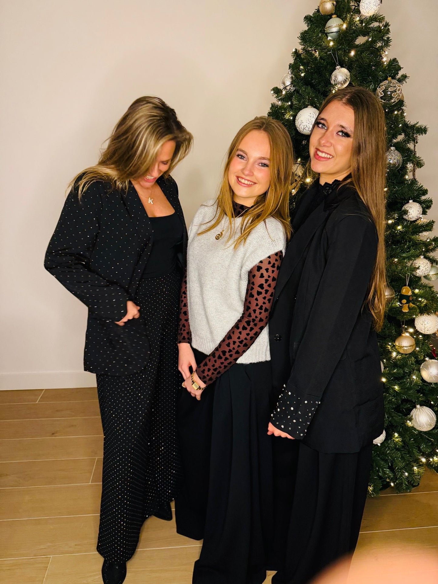 Zwarte blazer met diamantjes aan de mouwen