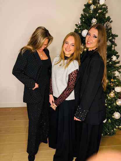 Zwarte blazer met diamantjes aan de mouwen