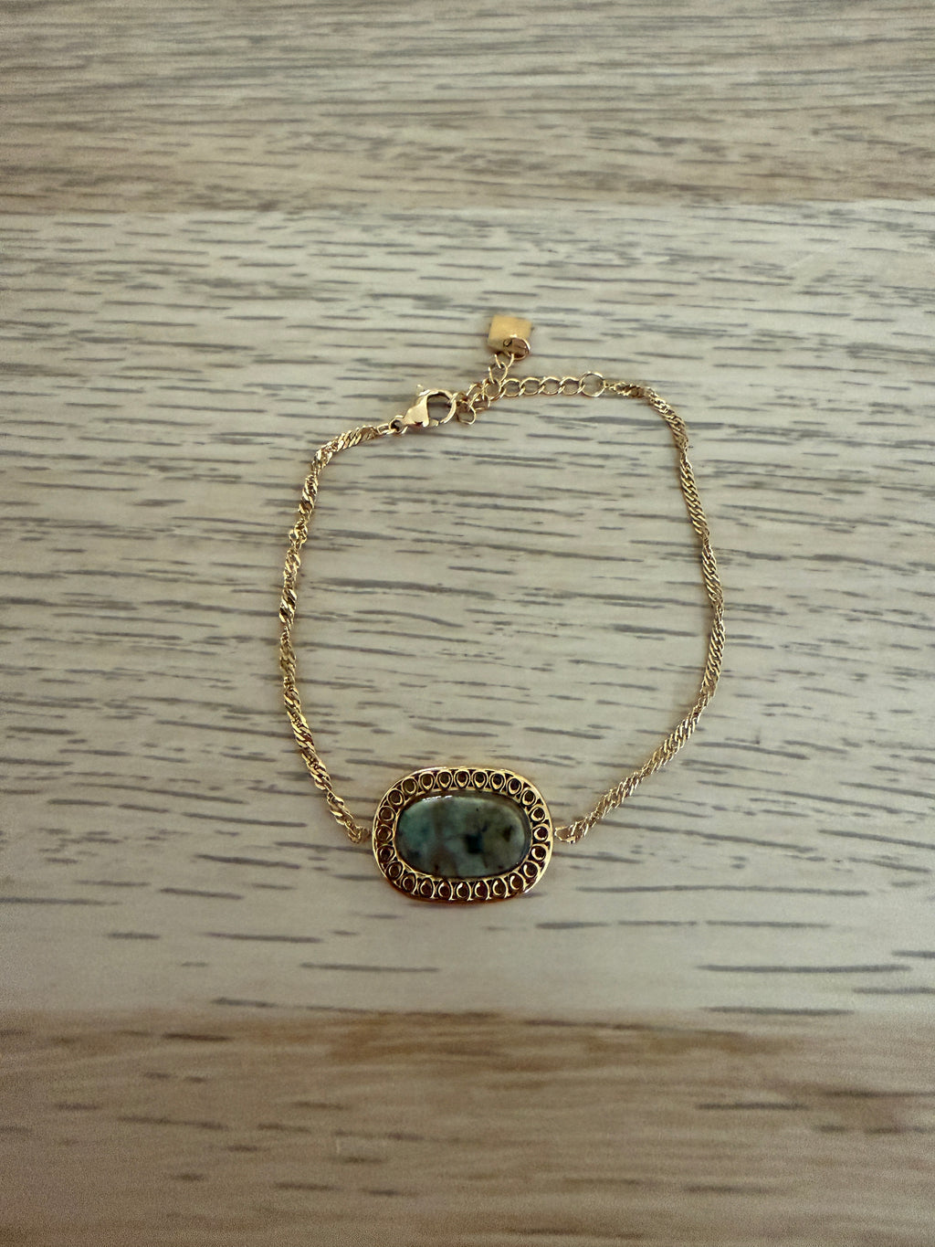 Armbandje met groen accent