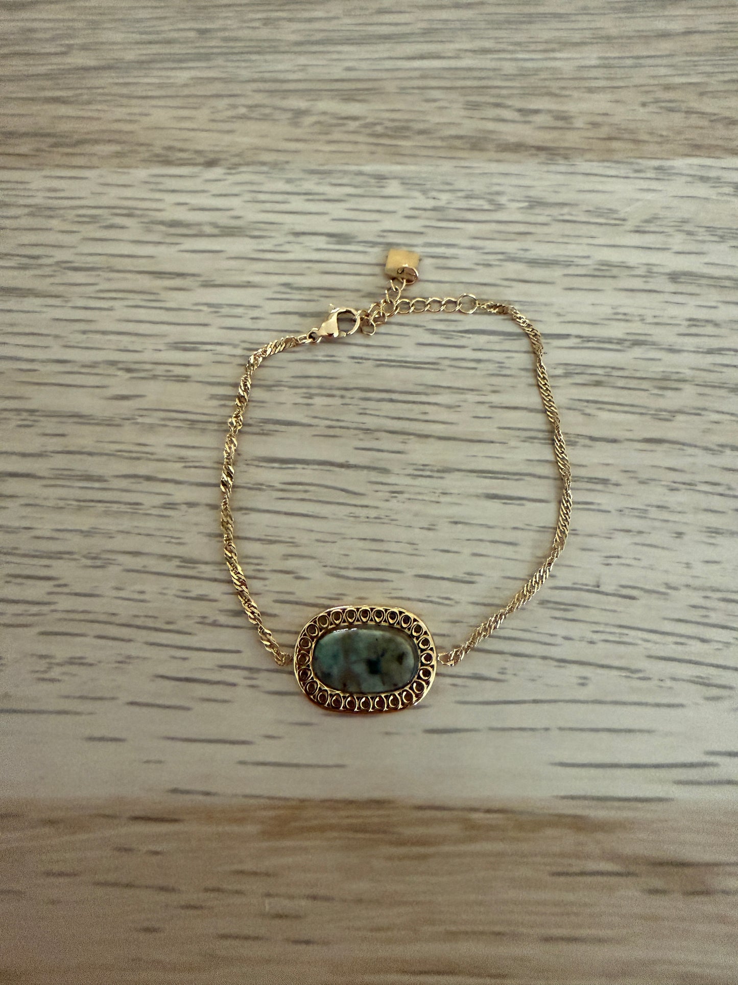 Armbandje met groen accent