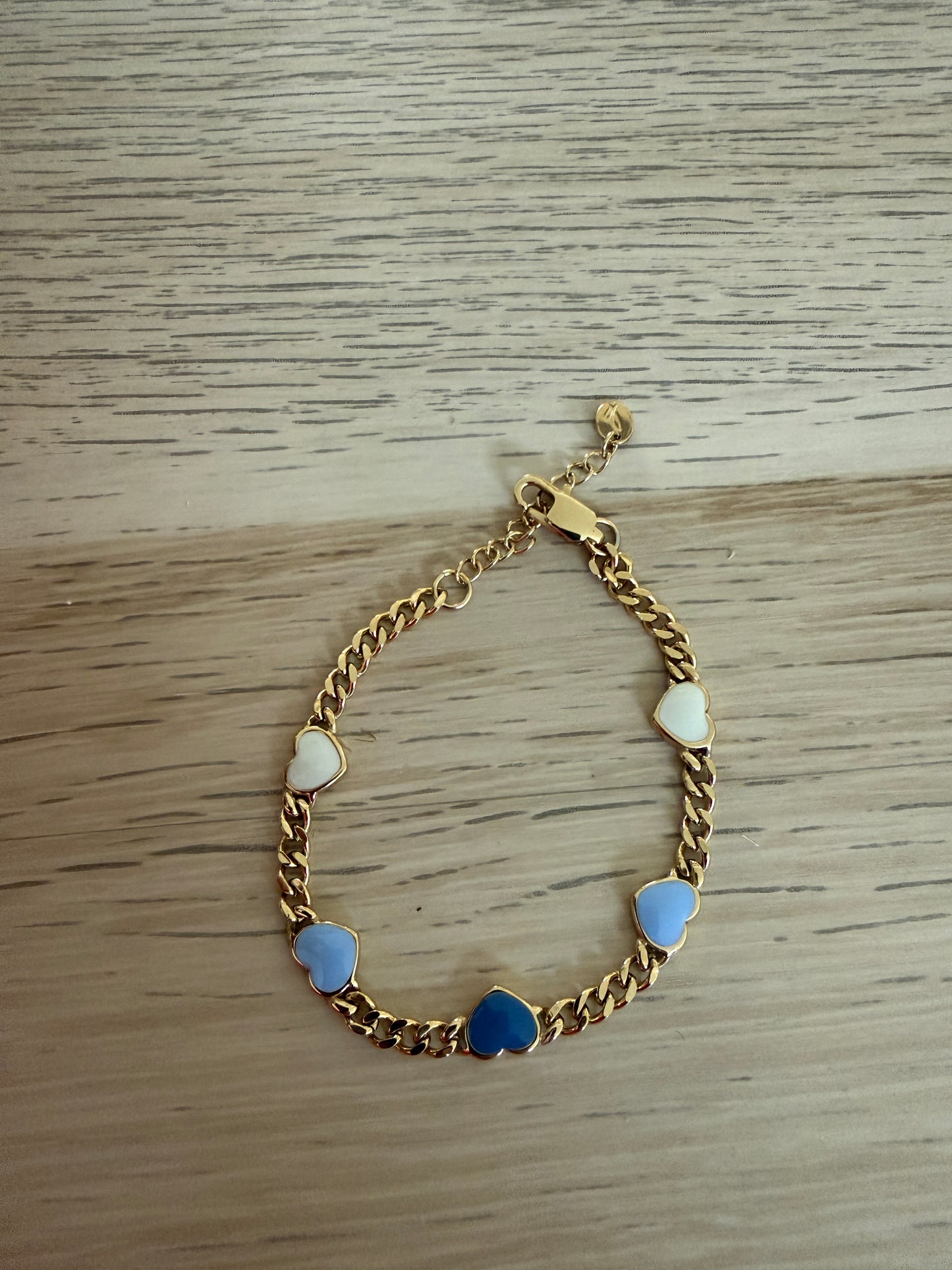 Armbandje met hartjes