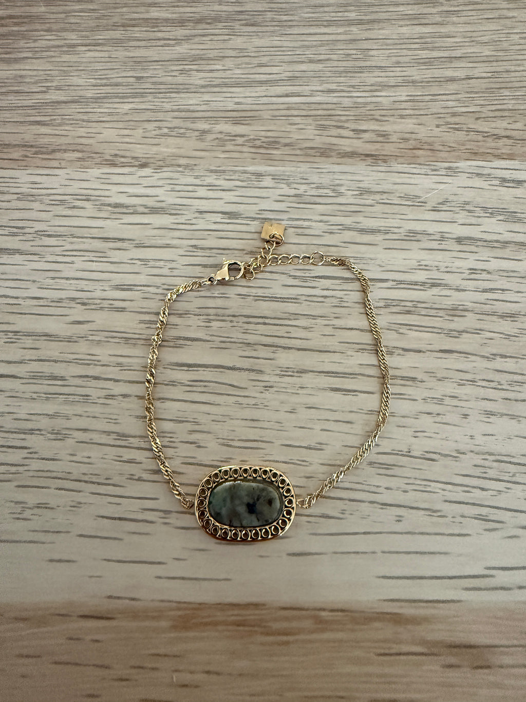 Armbandje met groen accent