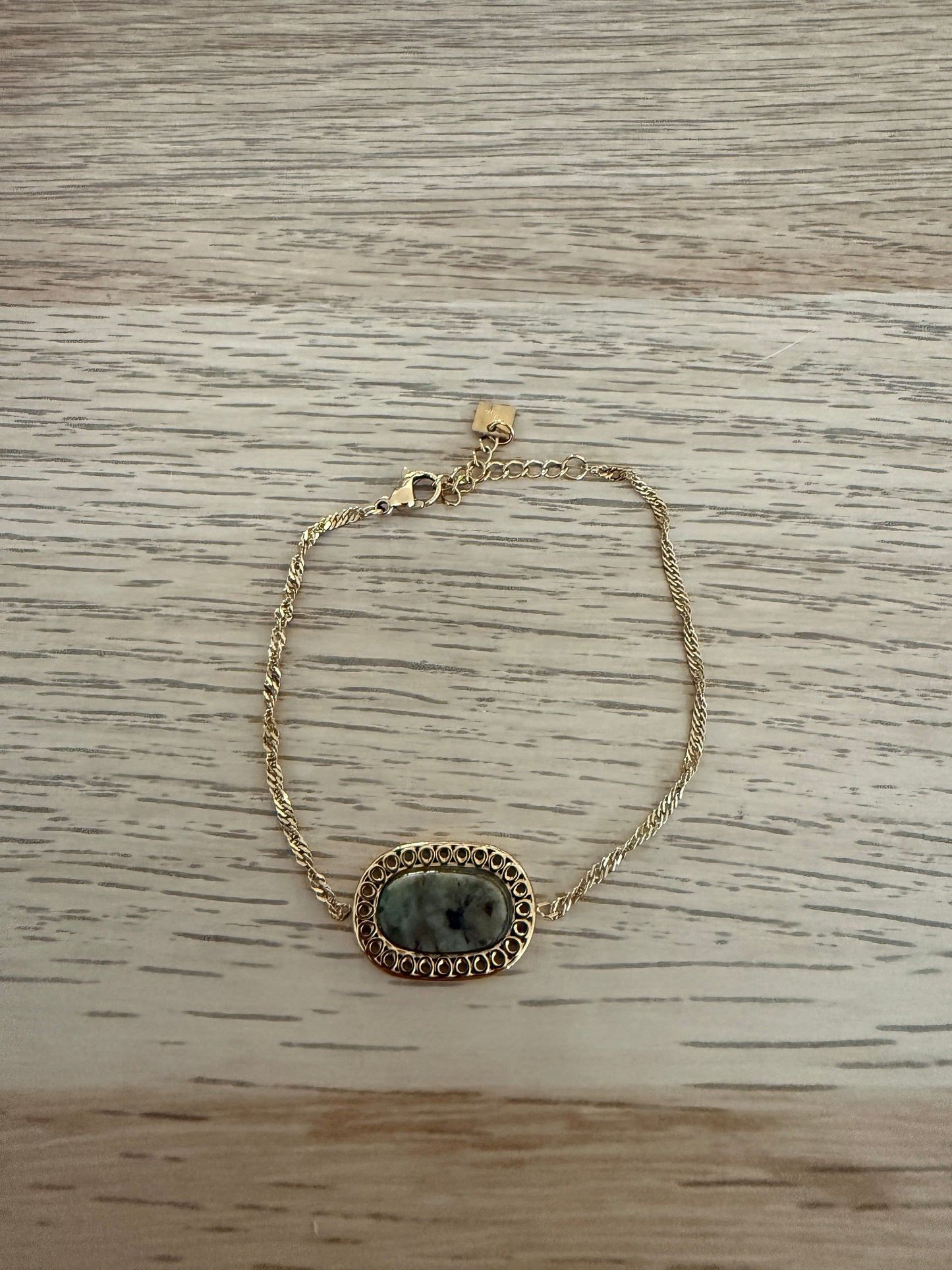 Armbandje met groen accent