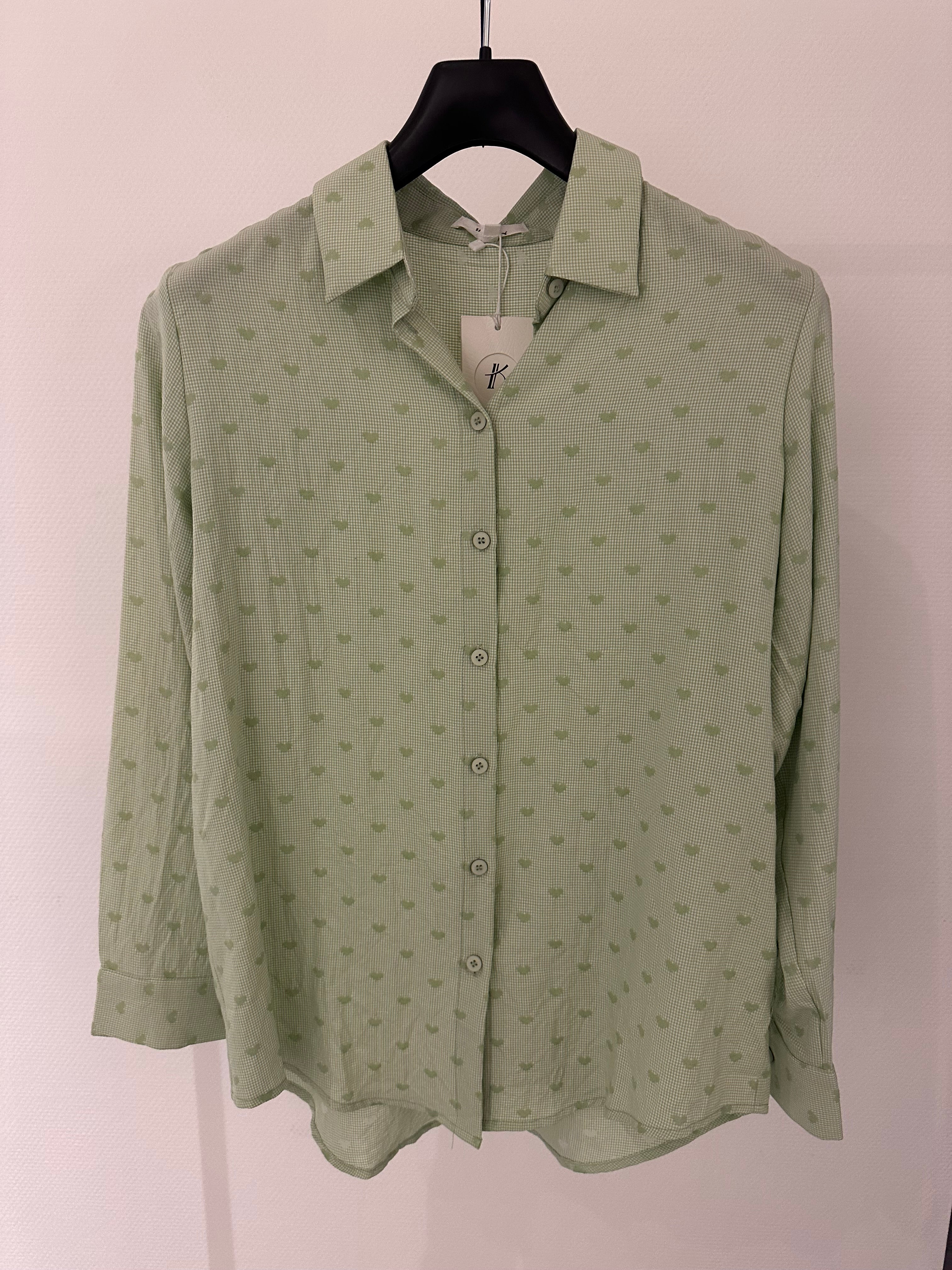 Groen hemdje met hartjes