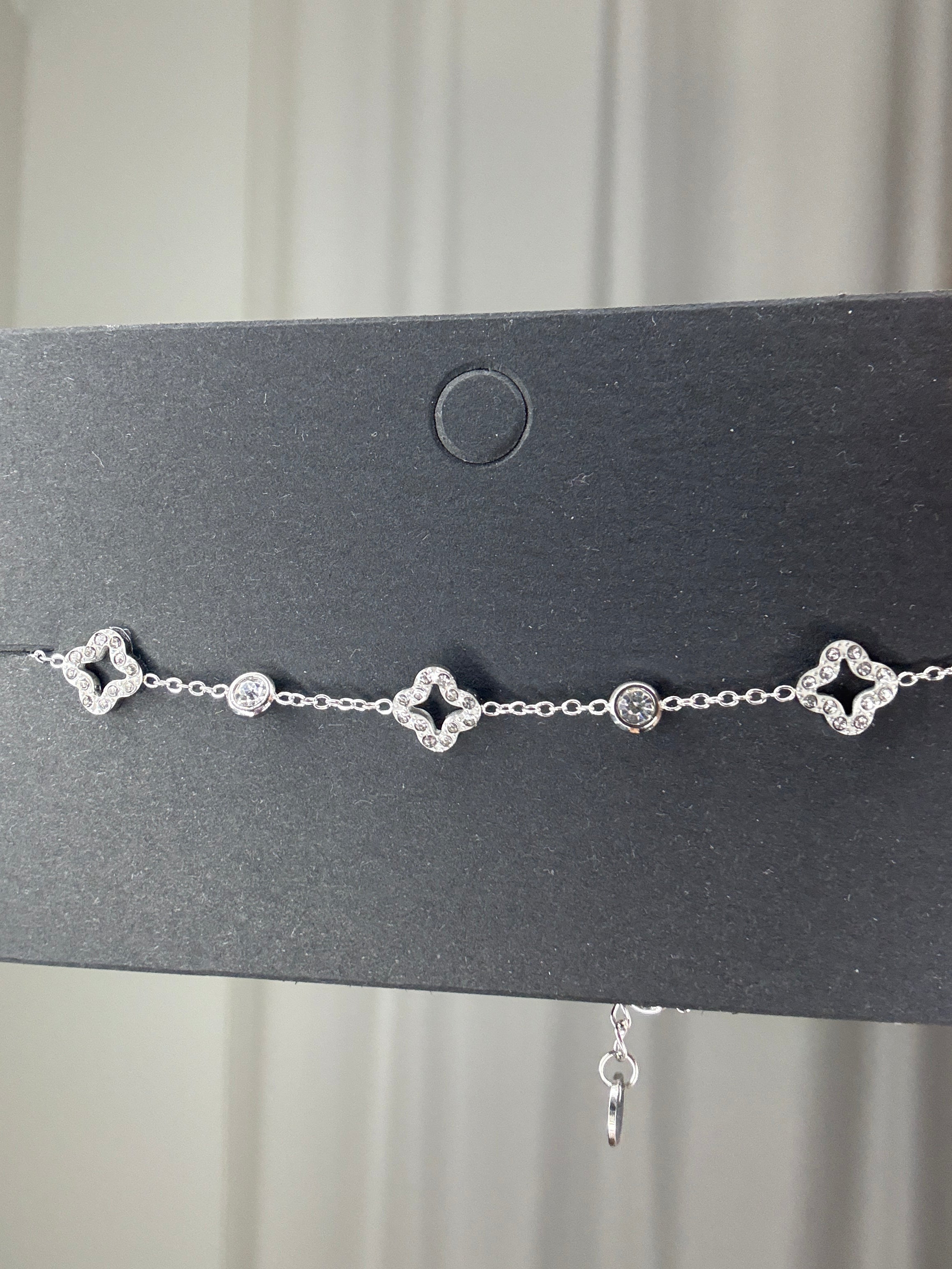 Zilverkleurige armband diamantjes