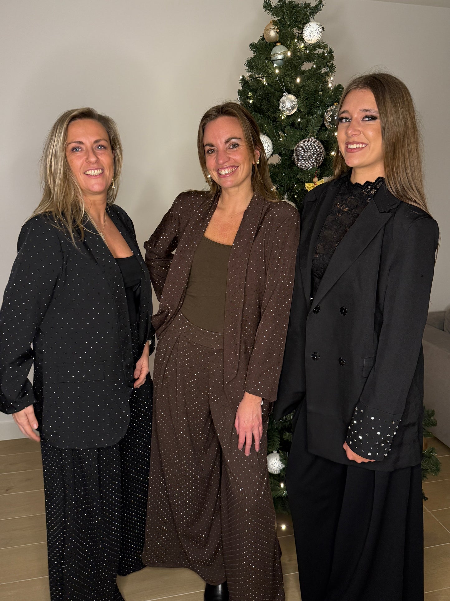 Zwarte blazer met diamantjes aan de mouwen