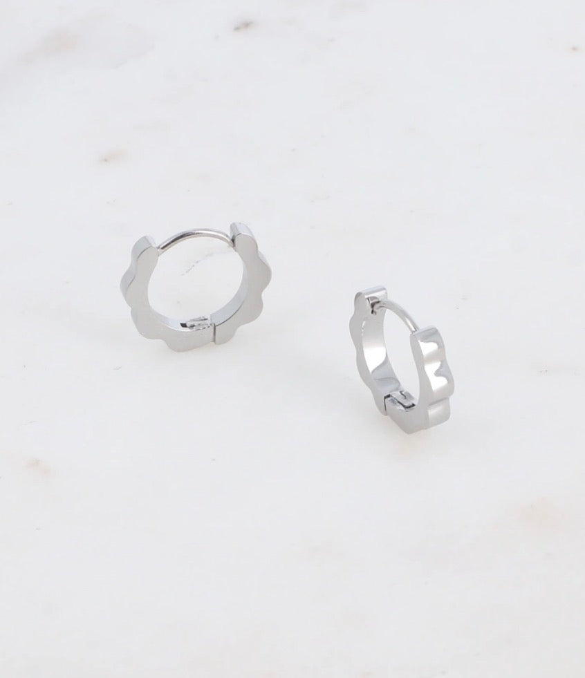 Zilverkleurige oorbellen hoops
