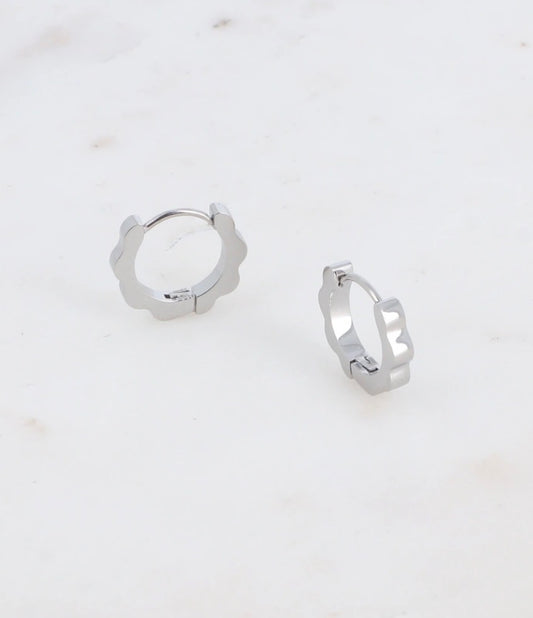 Zilverkleurige oorbellen hoops