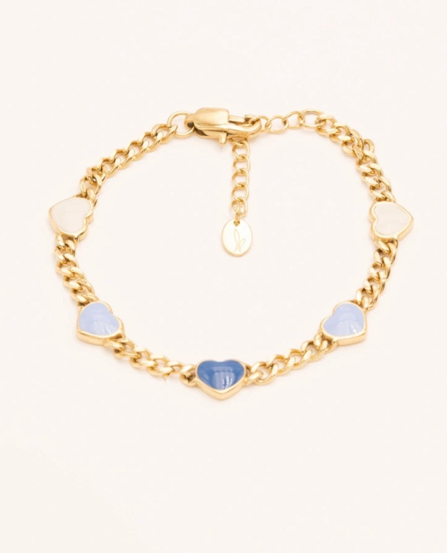 Armbandje met hartjes
