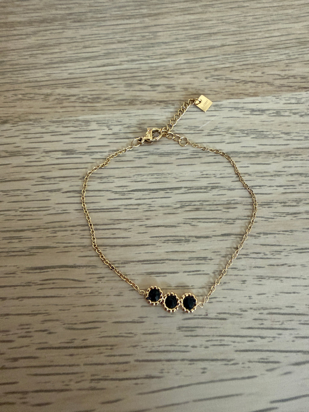 Armbandje met zwarte steentjes