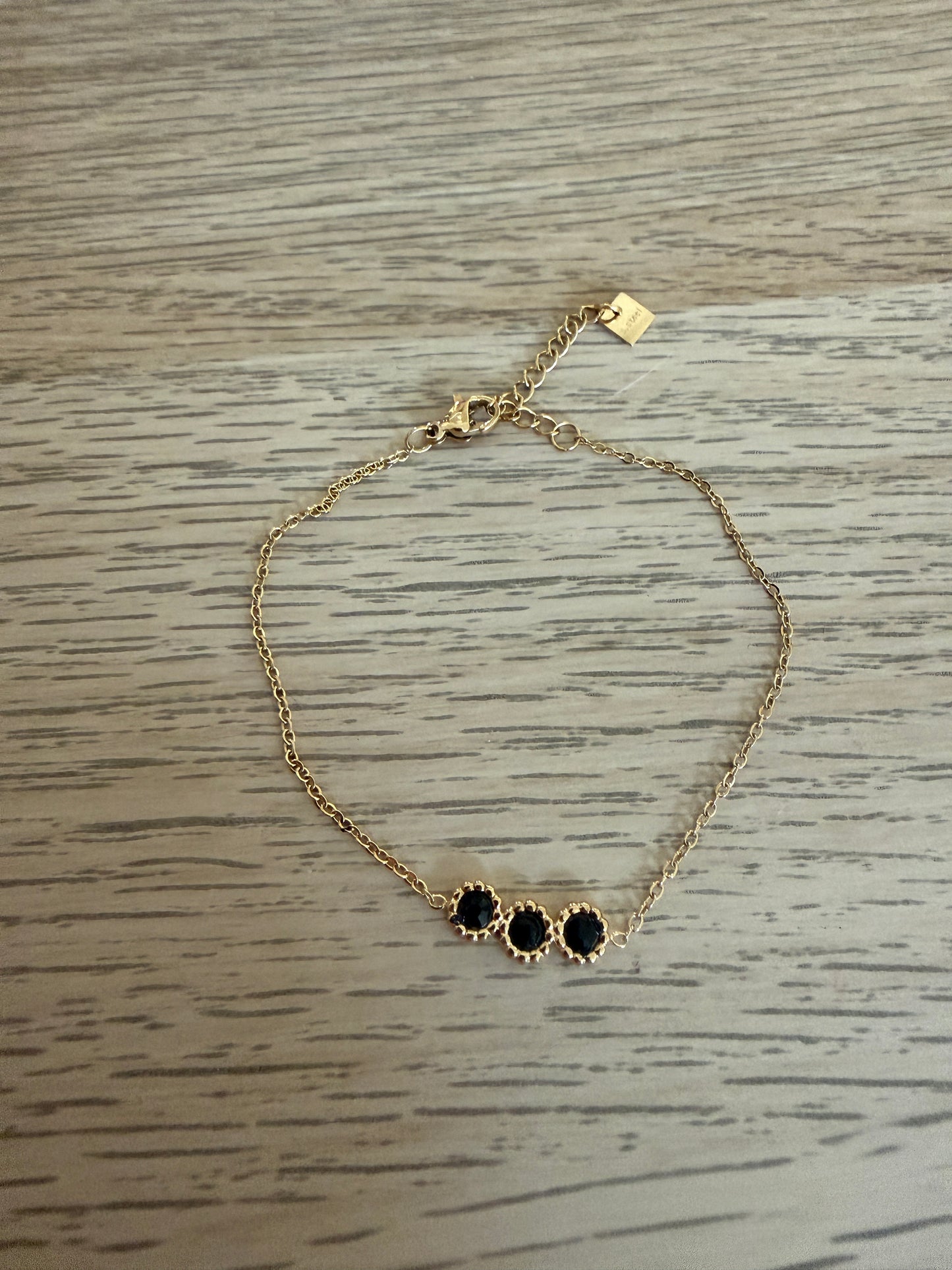 Armbandje met zwarte steentjes