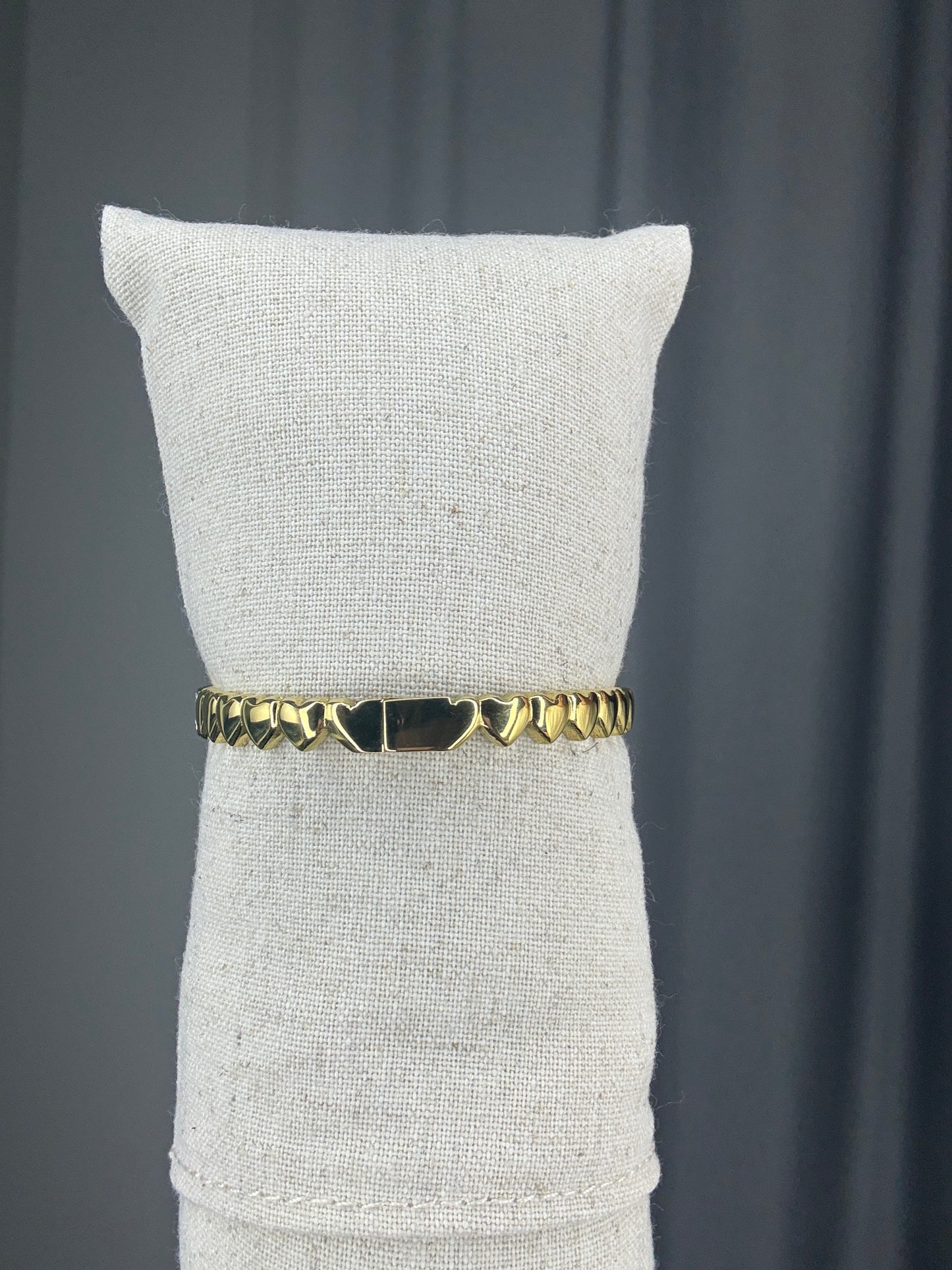 Goudkleurige klikarmband hartjes en diamantjes