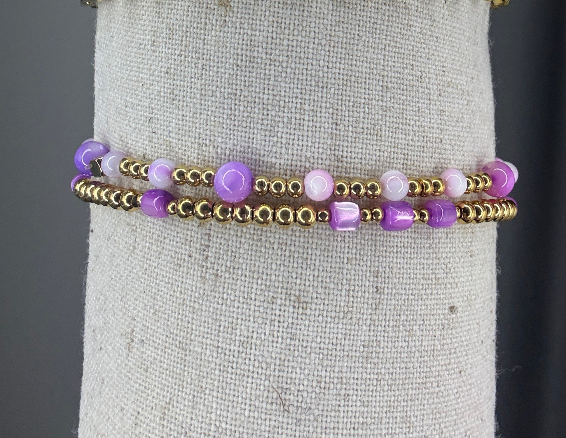 Armbandjes op rek met kralen paars en roze (set van 2 stuks)