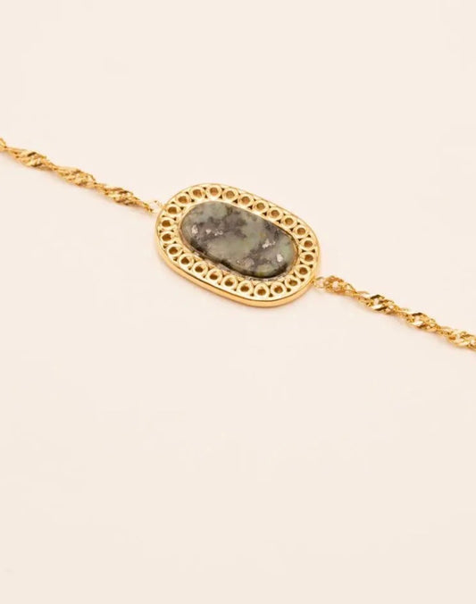 Armbandje met groen accent